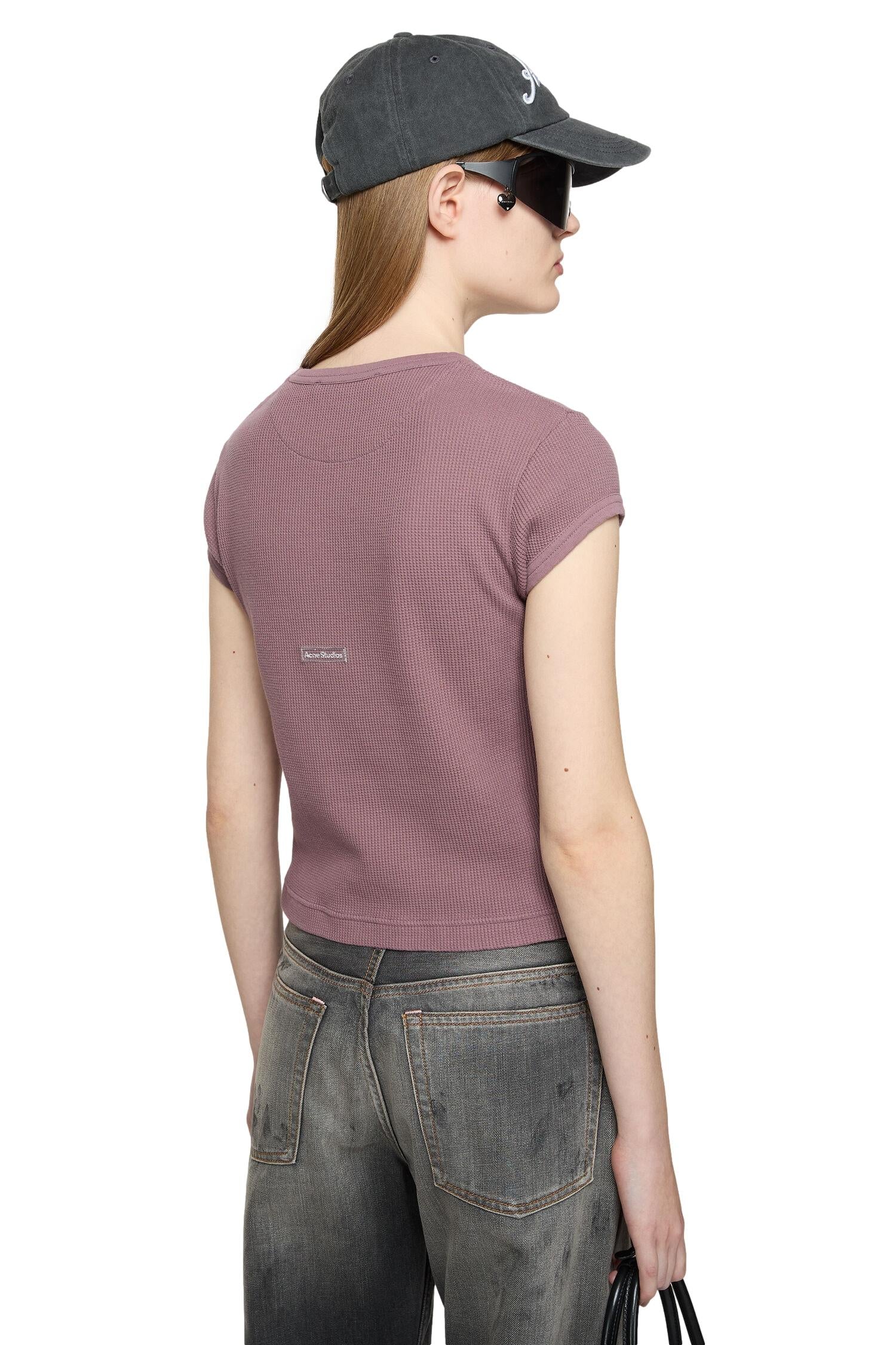 Uniseks Acne T-skjorte i gammelrosa med tettsittende passform, myk bomullsdesign og enkel stil.