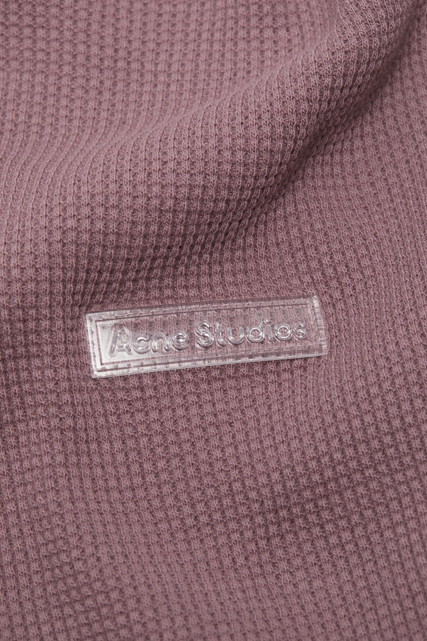 Acne Fitted Unisex T-skjorte i gammelrosa, myk bomullsdesign, passer for menn og kvinner, komfortabel og stilfull.