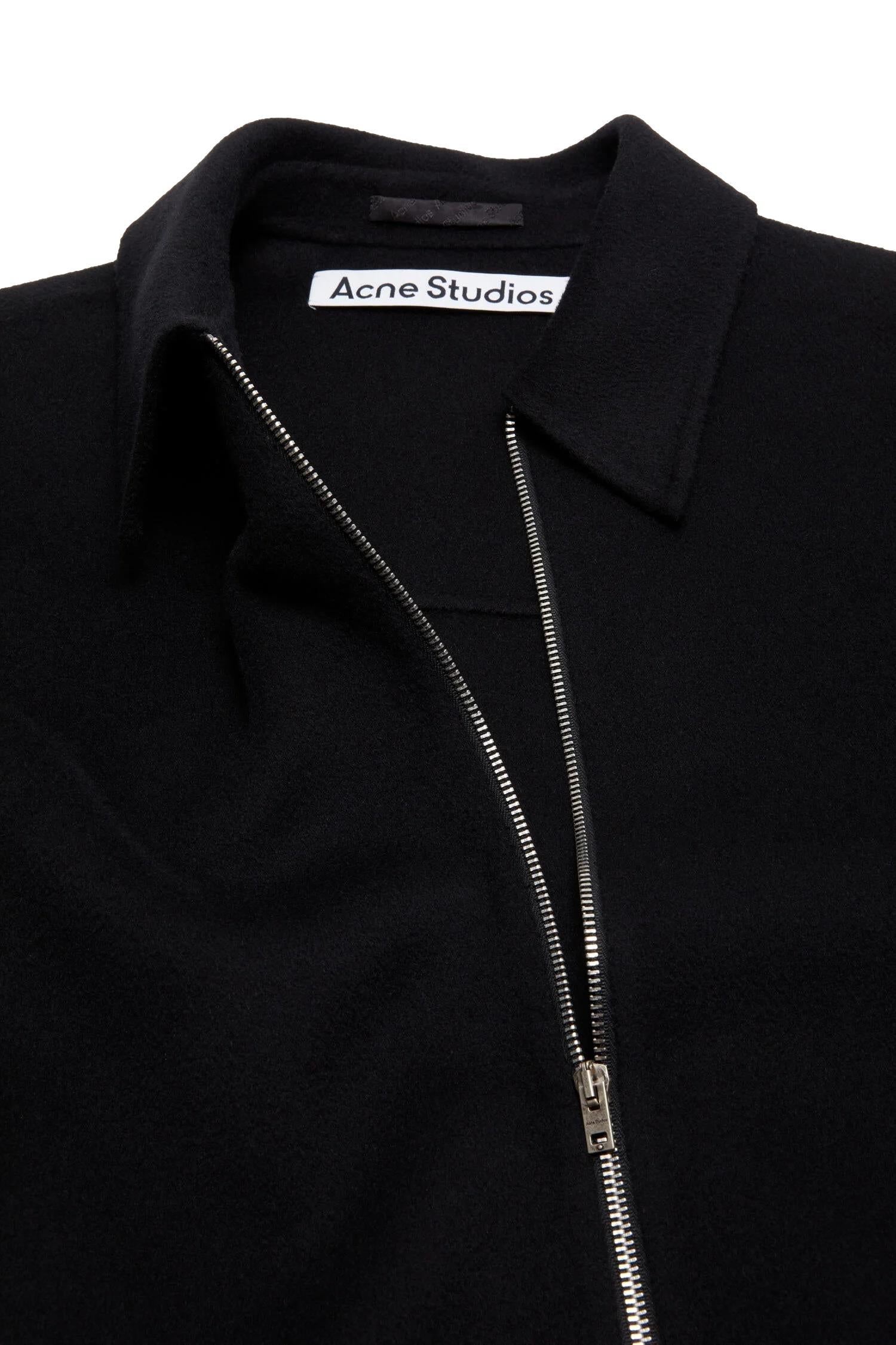 Sort Acne Wool zippejakke i jakketype, synlig med glidelås foran og mykt ullmateriale, perfekt for kaldt vær.