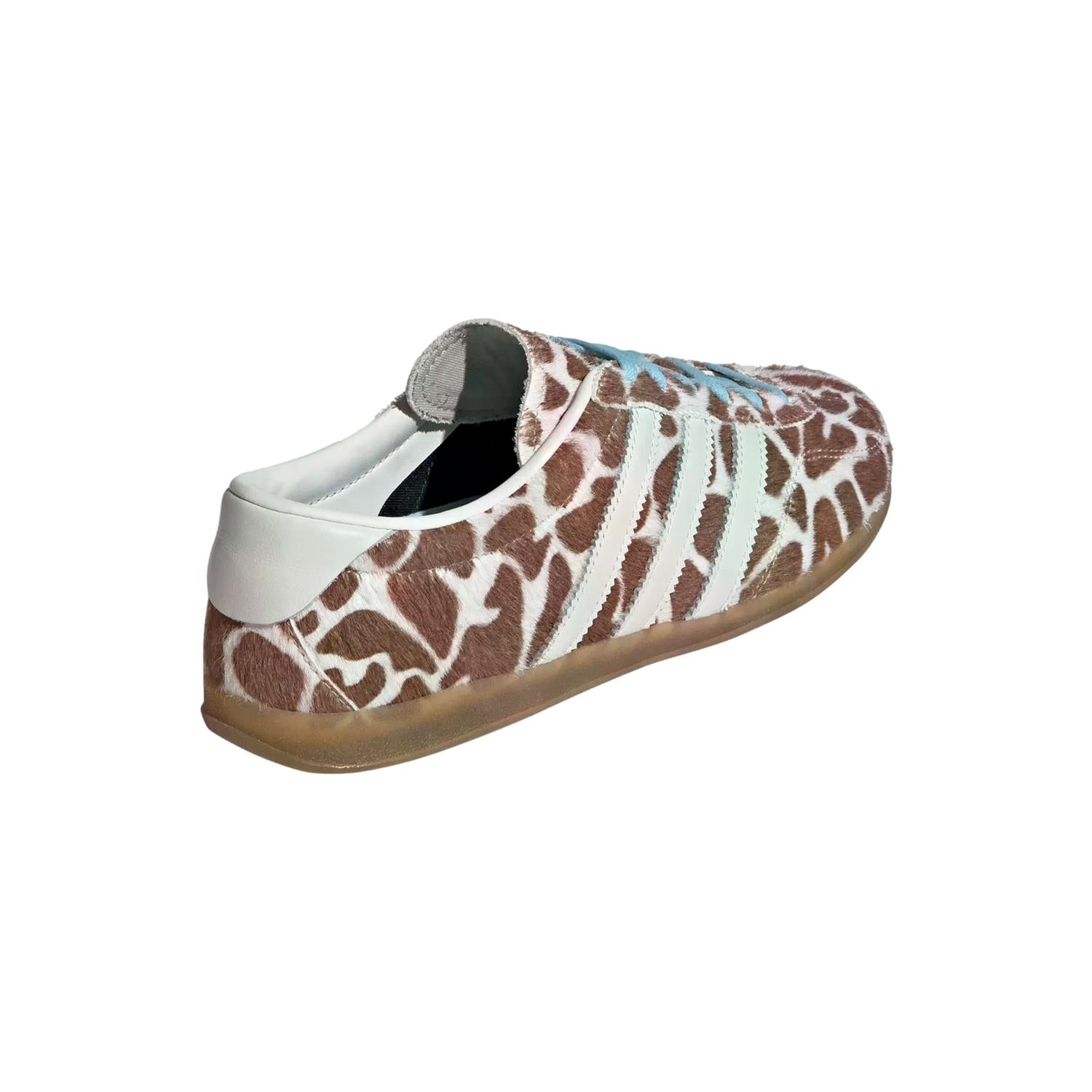 Beige Adidas Gazelle Lo Pro W sko med mønster, lett og stilfullt fottøy for kvinner, vist fra siden.