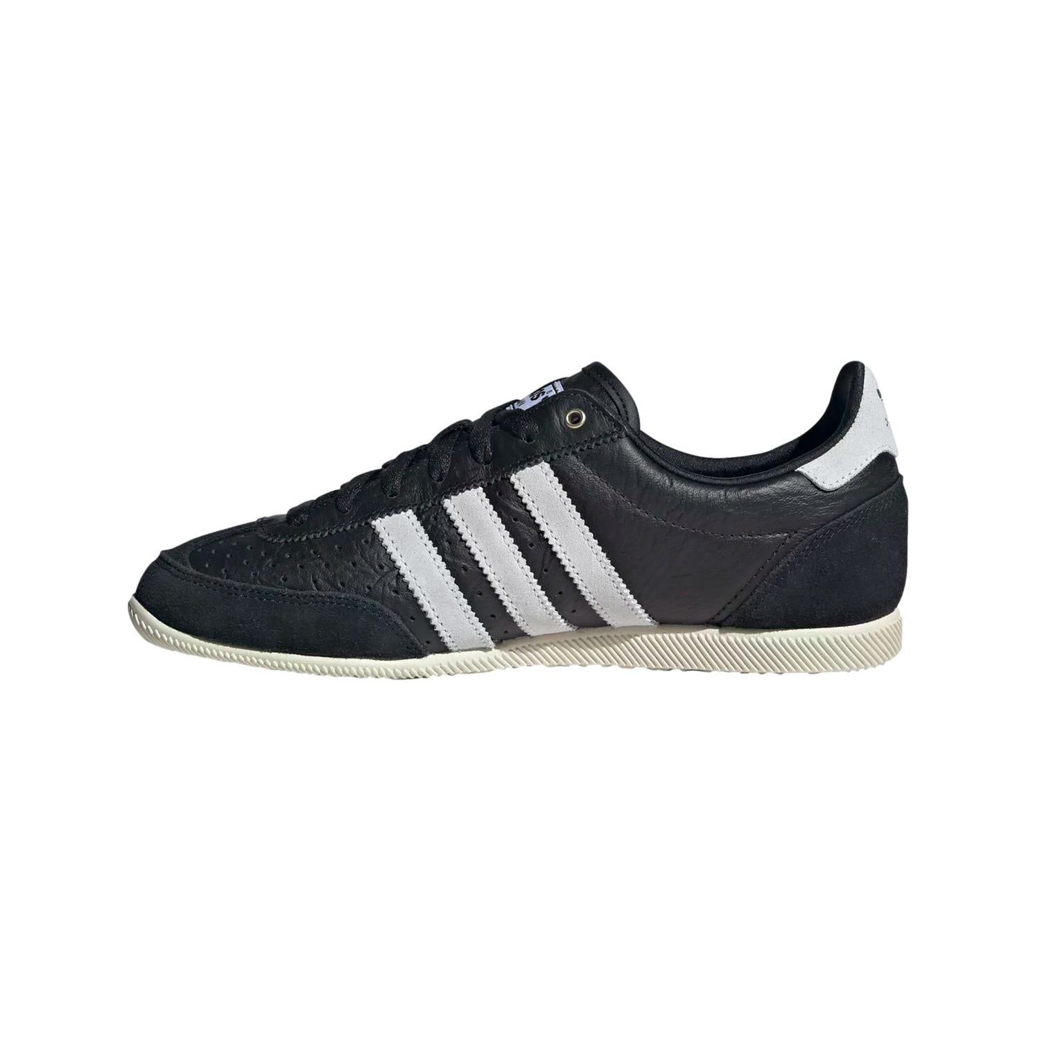 Sort Adidas Japan W IH5490 sko med sporty design, synlige lissesystemer og komfortabel passform.