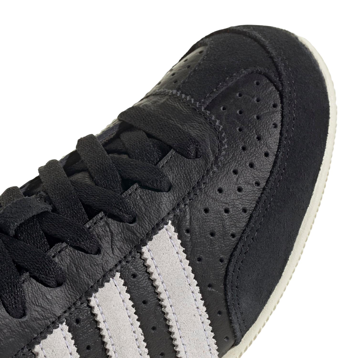 Sort Adidas Japan W IH5490 sko med stilrent design, vist fra siden med hvite detaljer og komfortable såler.
