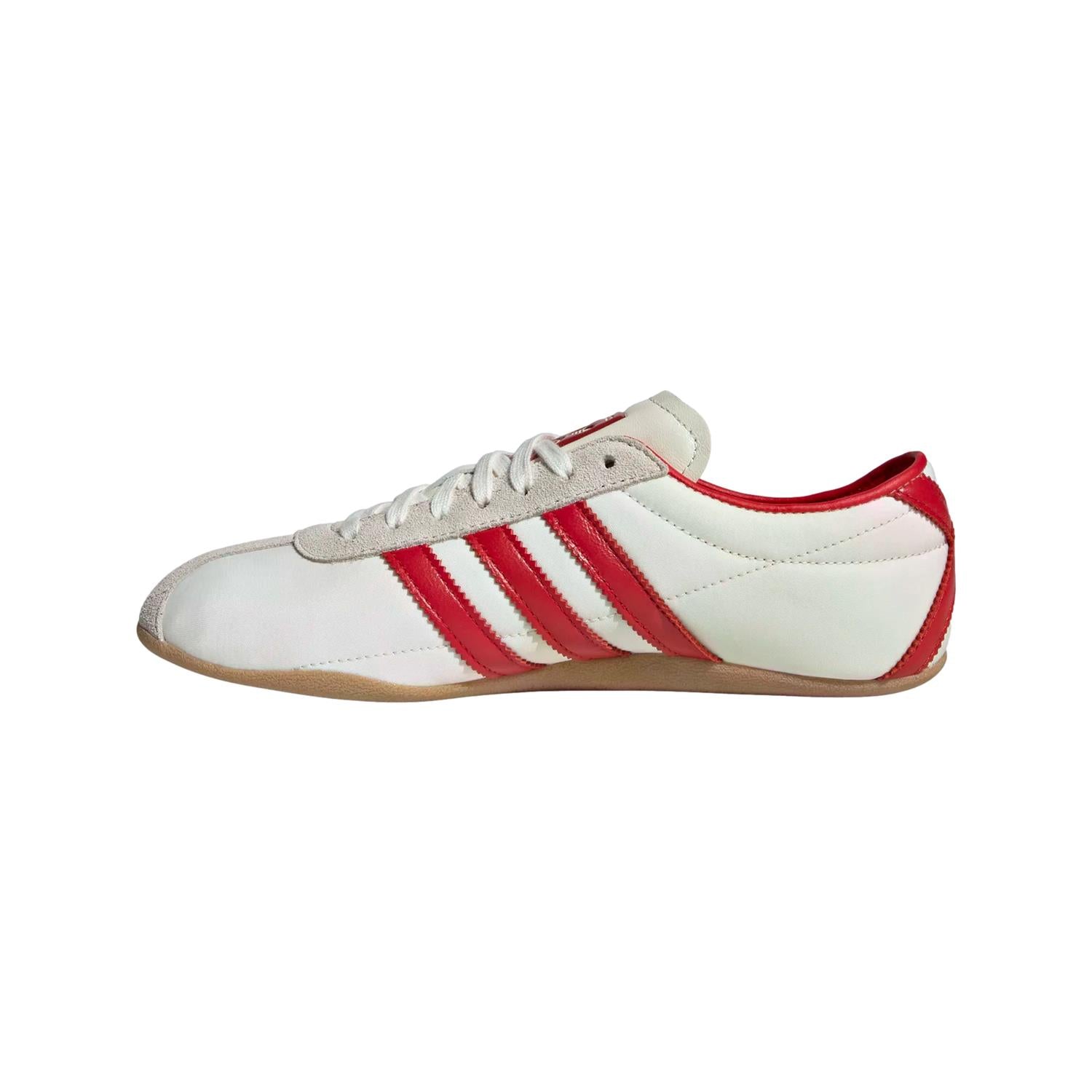 Adidas Tokyo JI3300 sko i hvitt og rødt, sportssko med moderne design og komfortabel passform, synlig i bildet.