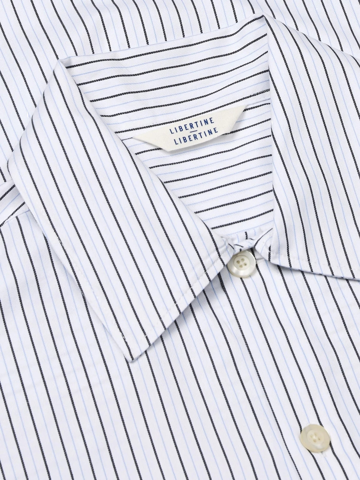 Sort og blå stripete Libertine Libertine Venture skjorte med klassisk krage og knappestolpe, vist på en modell.