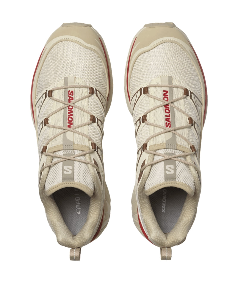 Salomon XT-6 EXPANSE sportsko i beige med hvite og brune detaljer, vist på en flat overflate.