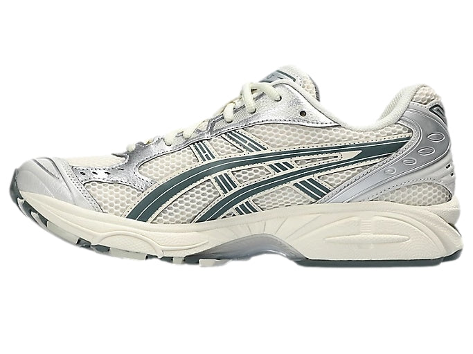 Asics GEL-KAYANO 14 løpesko i grønn med birkefarget og mørk grafitt, synlige på et sportslig bilde.