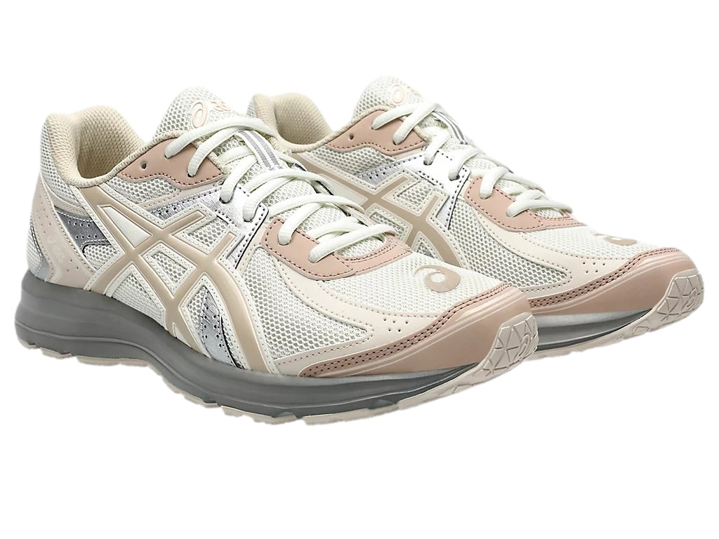 Asics JOG 100S løpesko i krem og fjærgrå med rosa mønster, vises med detaljert design og komfortabel passform