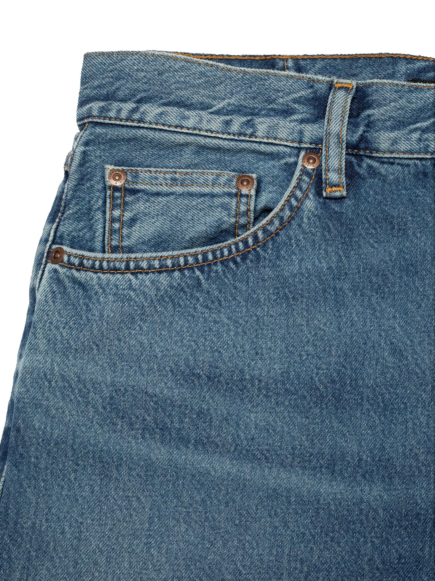 Nudie Jeans Tuff Tony Blue Day Dreamer jeans i blå denim, viser klassisk passform og detaljer i naturlig belysning.
