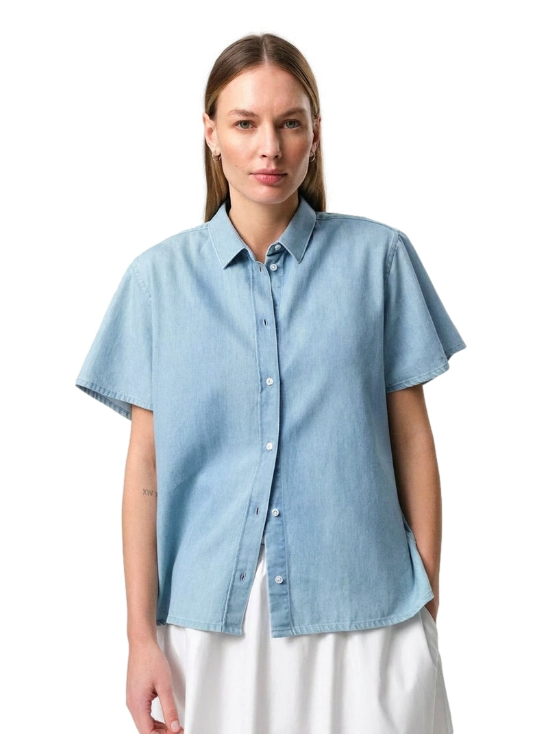 Lyseblå Julie Josephine June denim skjorte med klassisk krage og lange ermer, perfekt for casual antrekk.