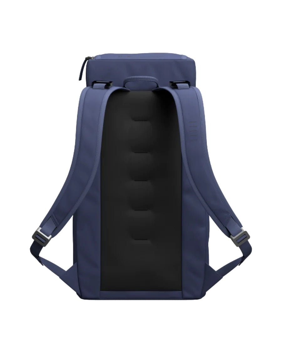 Db Hugger Backpack 25L i mørkeblå, blå time design, romslig sekk med komfortable skulderstropper og rom for dagsturer.