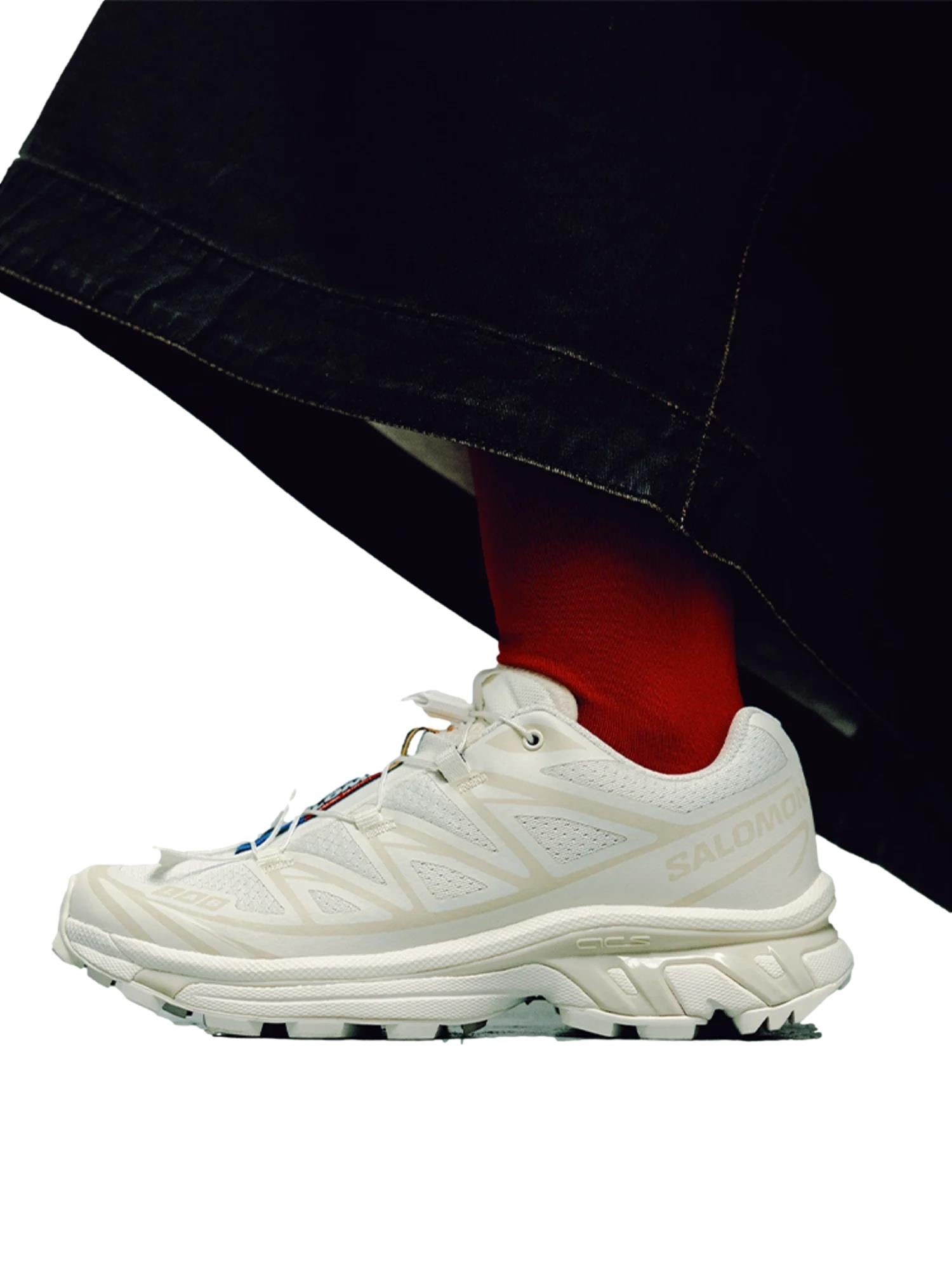 Salomon XT-6 off-white løpesko med vanilje og mandel melk fargede detaljer, sportig og komfortabel design.