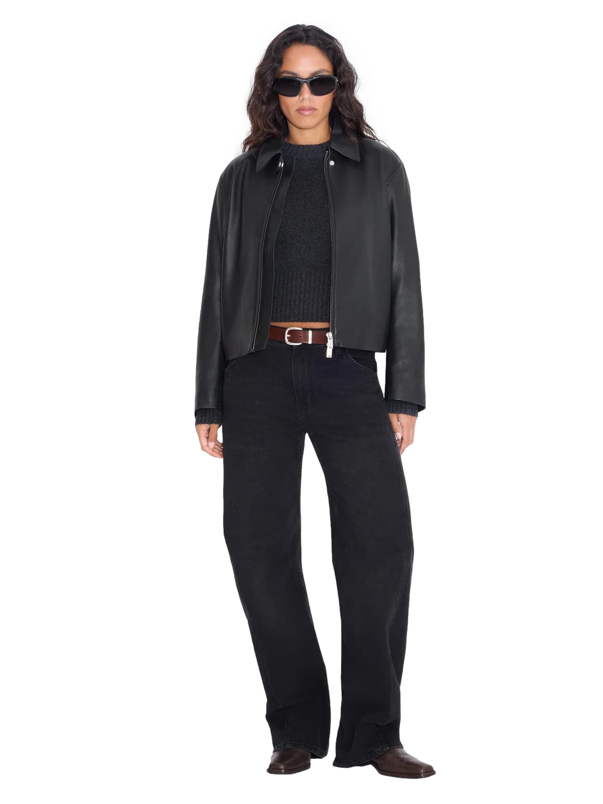 Mørkegrå Holzweiler Julia Cropped Crewneck genser med rund hals og lang erme, vist på modell.