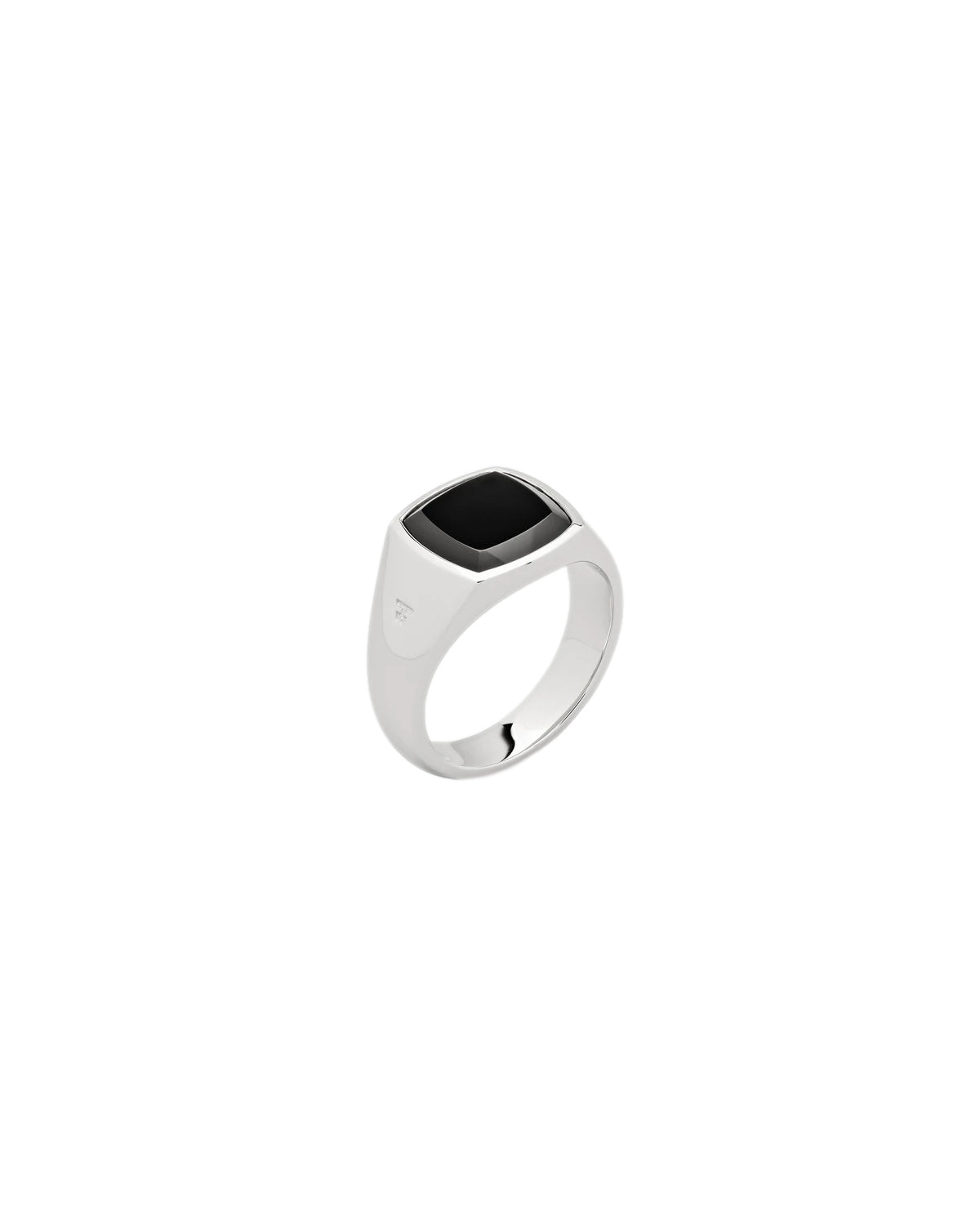 Tom Wood polert onyx-sølvring, elegant og glatt design, viser ringens detaljer og høykvalitetsmateriale.