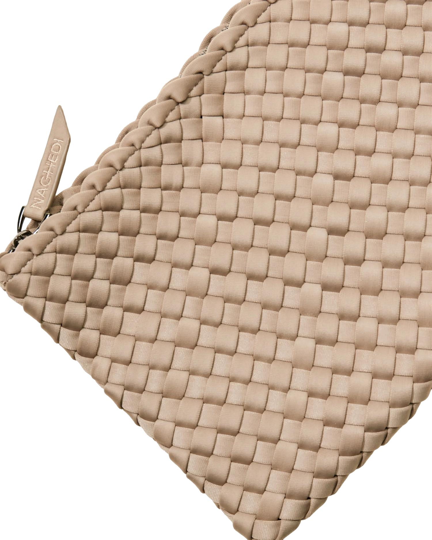 Naghedi Nomad Medium Hobo-veske i kasjmir i taupe, med myk tekstur og romslig design, vises i bildet.
