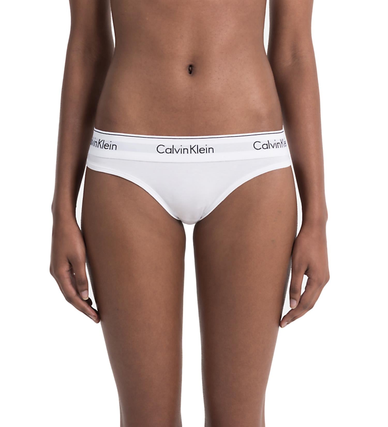 Hvit Calvin Klein Underwear thong undertøy, komfortabelt og stilrent med logo detalj, vist på modell.