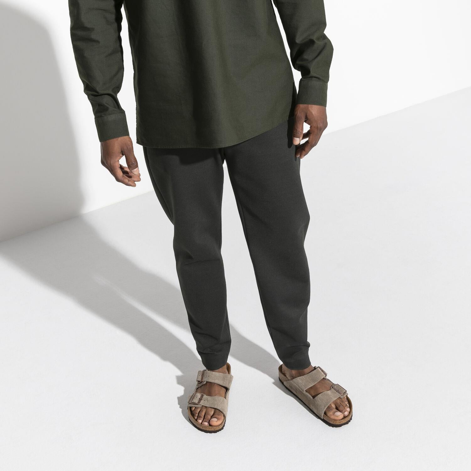Birkenstock Arizona sko i semsket taupe med smal passform, komfortabelt design i brunt lærmateriale.