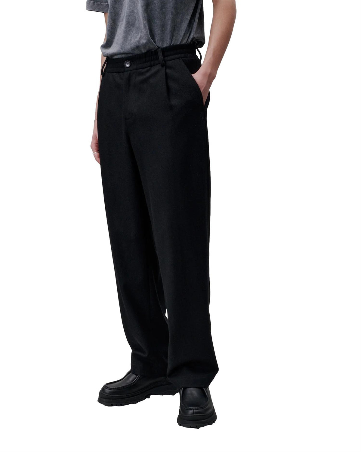 Sort Libertine Libertine bukse i komfortabel stoff med rette snitt, vist på modell.