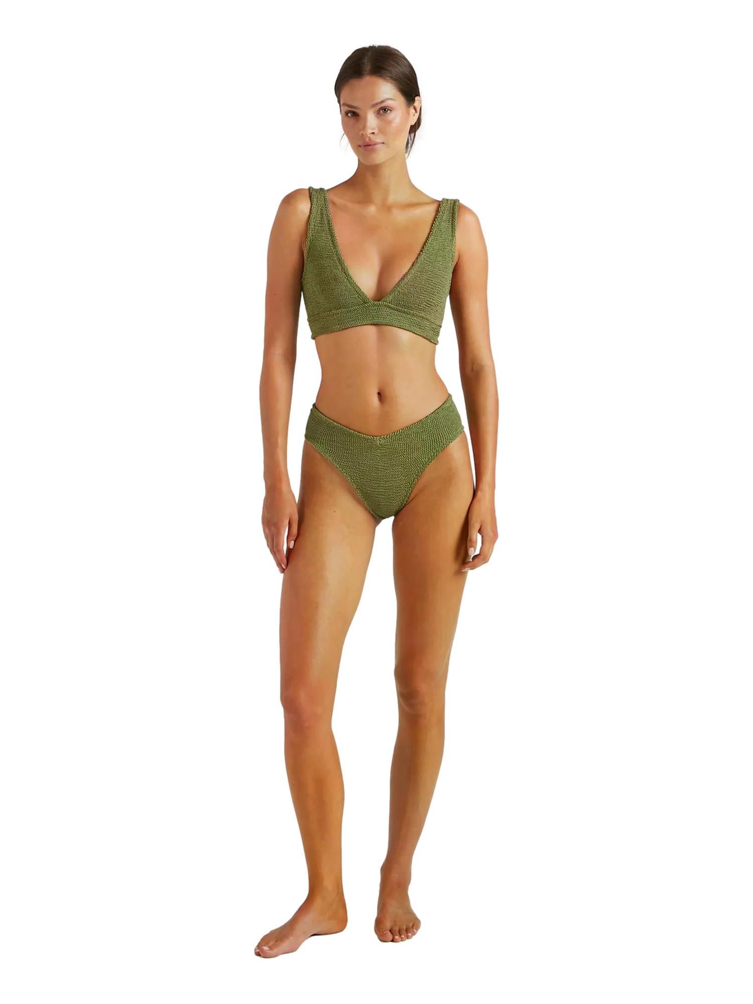 Hunza G Angel bikini i metallisk mosegrønn med olivengrønn farge, nylon- og elastanfôr, vises i bildet.