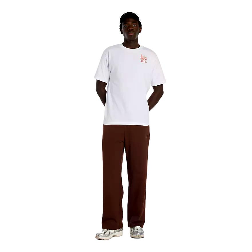 Hvitt New Balance Ramen T-skjorte vist med komfortabel passform og tydelig logo foran, perfekt for casual bruk.