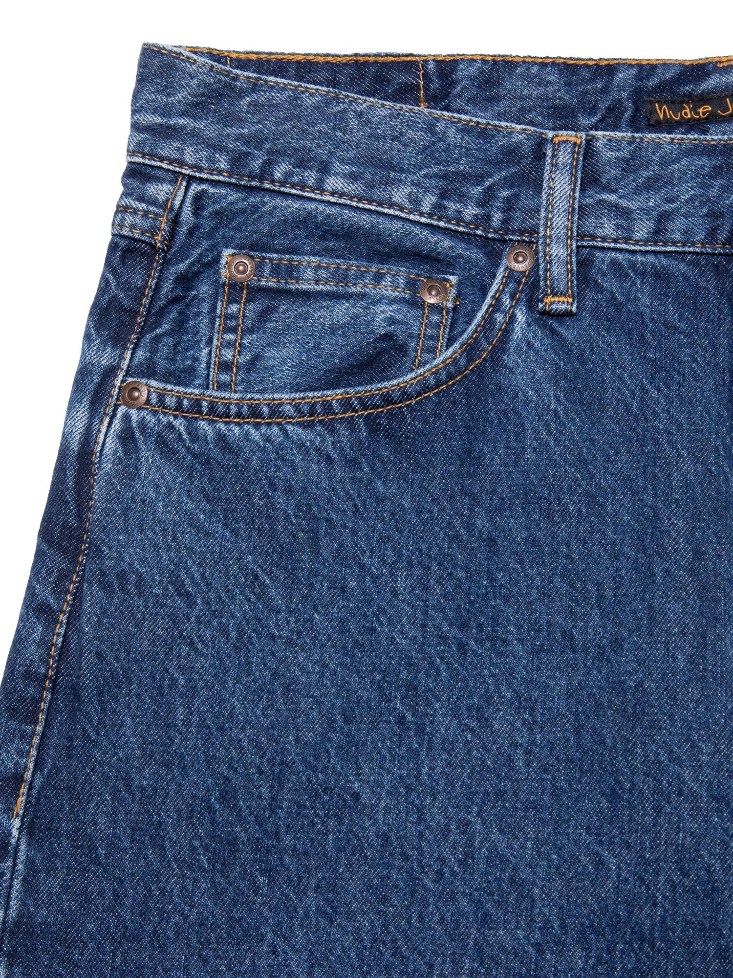 Nudie Jeans Tuff Tony Evening Jazz jeans i blå med klassisk passform og synlige sømmer, vises på bildet.