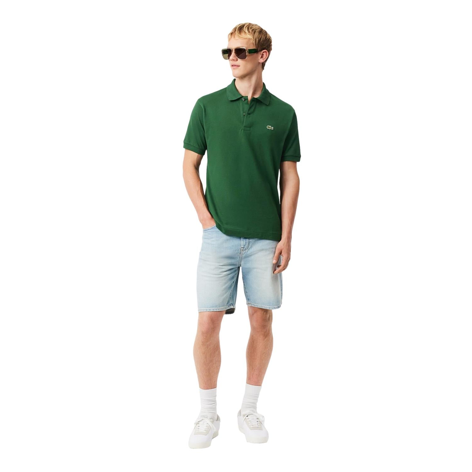 Mørkegrønn Lacoste klassisk fit original polo T-skjorte med krage og knappestolpe, foran med Lacoste krokodillelogo.
