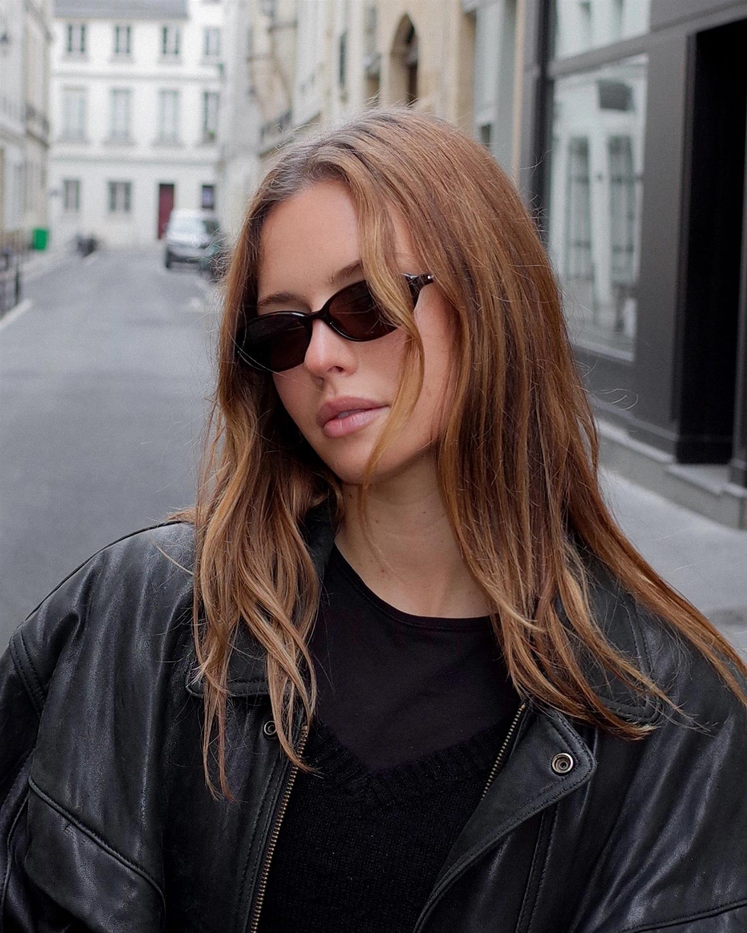 Chimi Eyewear ellipse solbriller i svart med tynne innfatninger og mørke glass, stilfull og moderne design