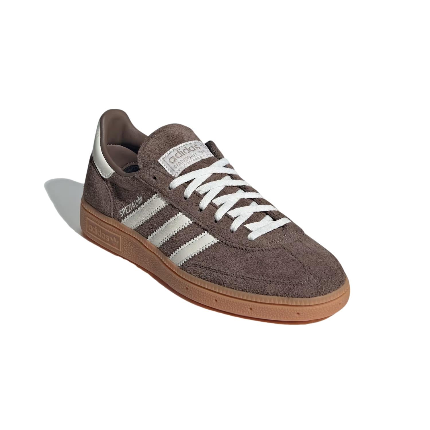 Brune Adidas Handball Spezial IF6490 sko med hvite detaljer, synlig på bilde. Komfortabelt og sportlig design for håndballspillere.