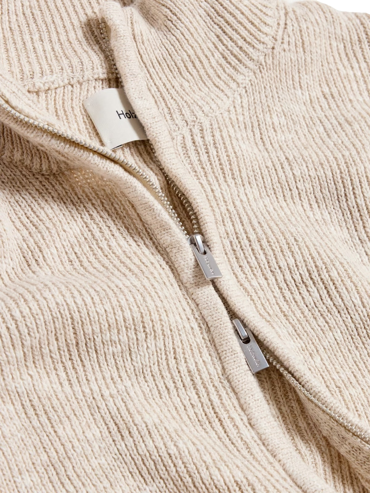 Holzweiler Atlantic Zip Cardigan i beige, nærbilde av genser med glidelås og mykt stoff.