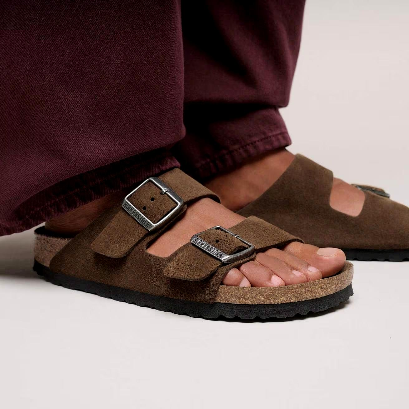 Birkenstock Arizona SFB suede sko i mørk tei tonal lysebrun med to justerbare remmer og komfortabel såle.
