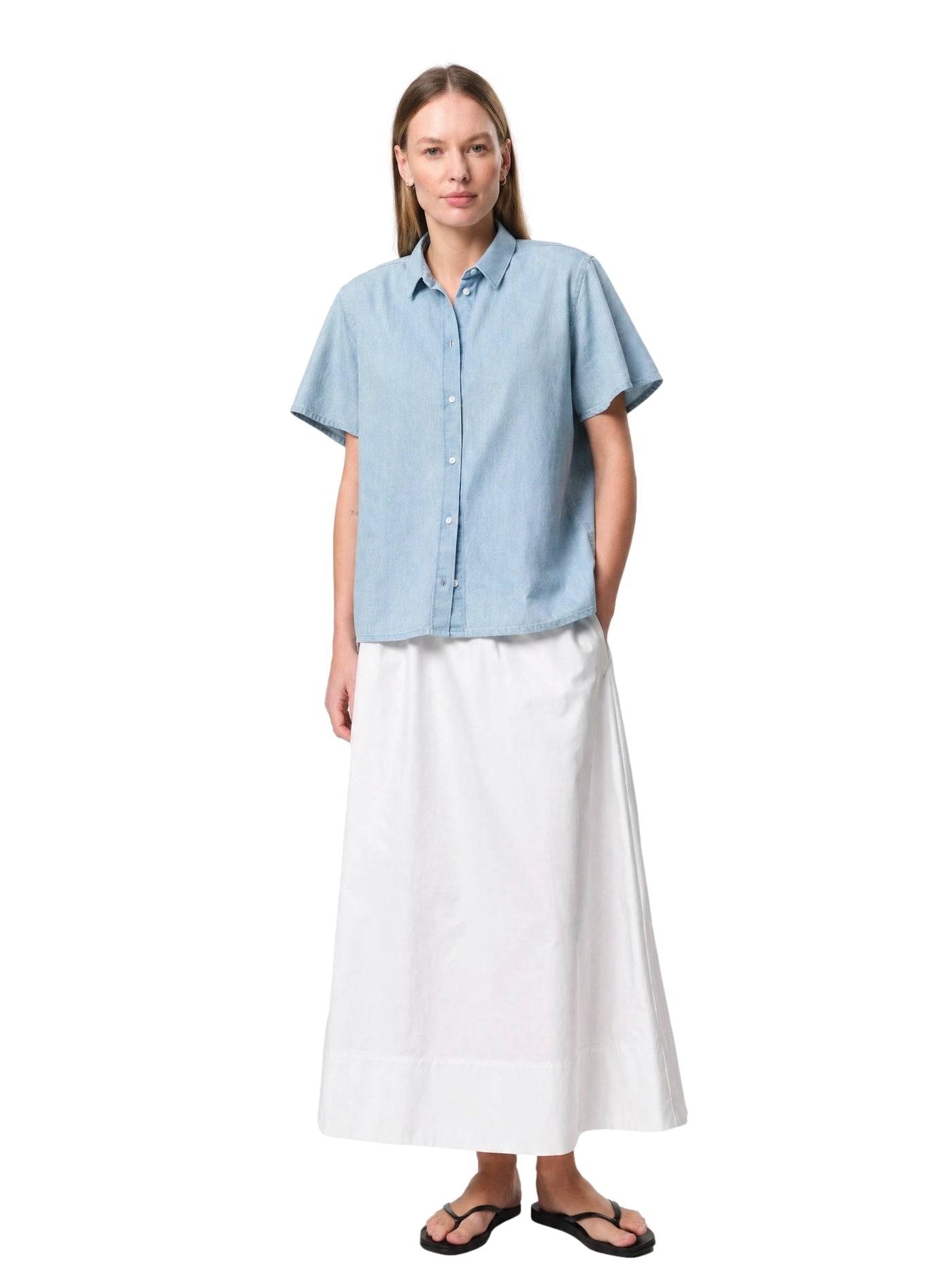 Lyseblå Julie Josephine June denim skjorte vist på modell, med krage og knappestolpe, i en avslappet stil.