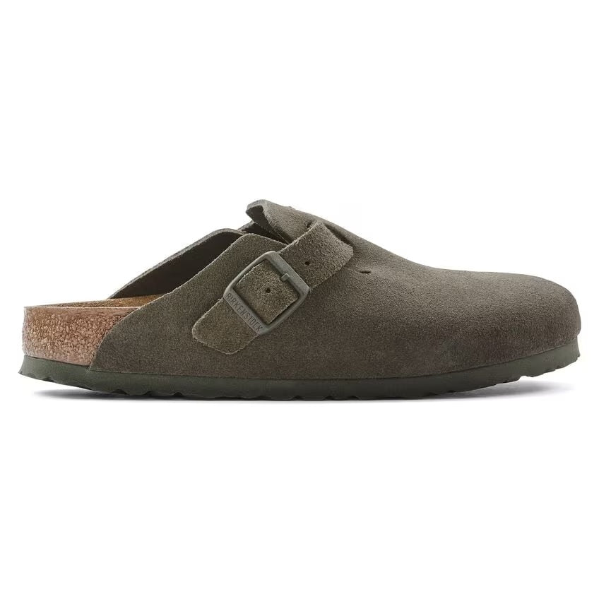 Birkenstock Boston Suede sko i grønn med regulær passform og lys brun såle, laget av myk semsket skinn.