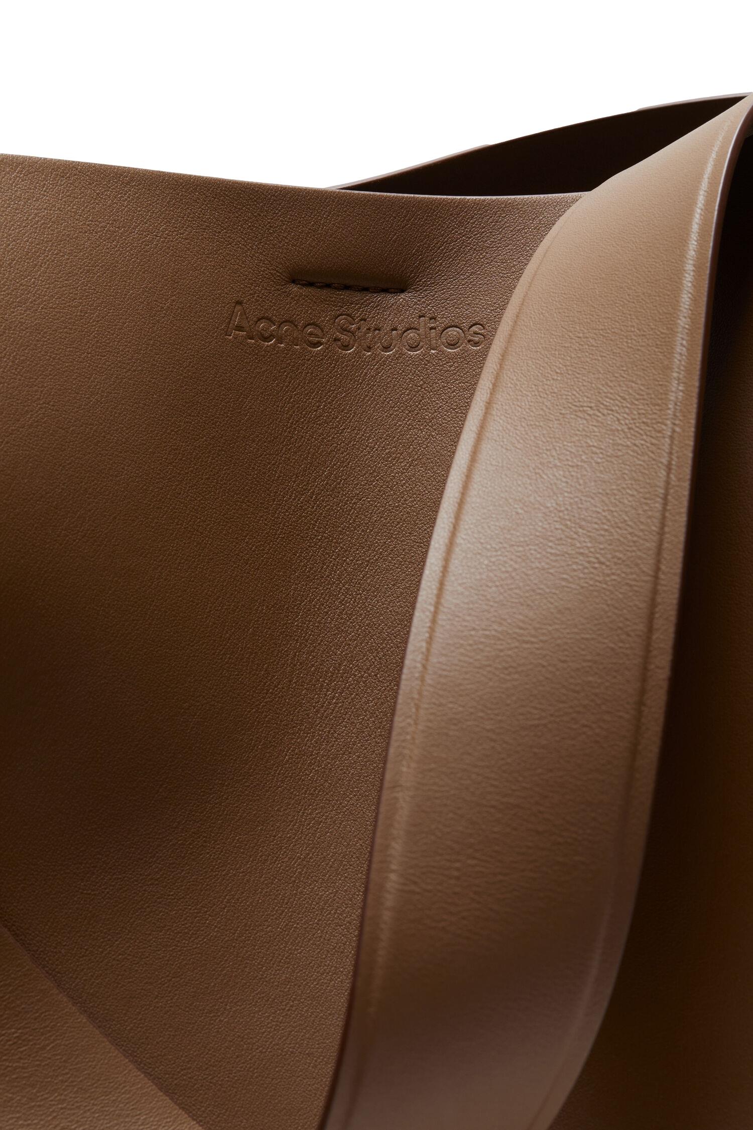 Acne Musubi Midi Veske Brun - modostore.no