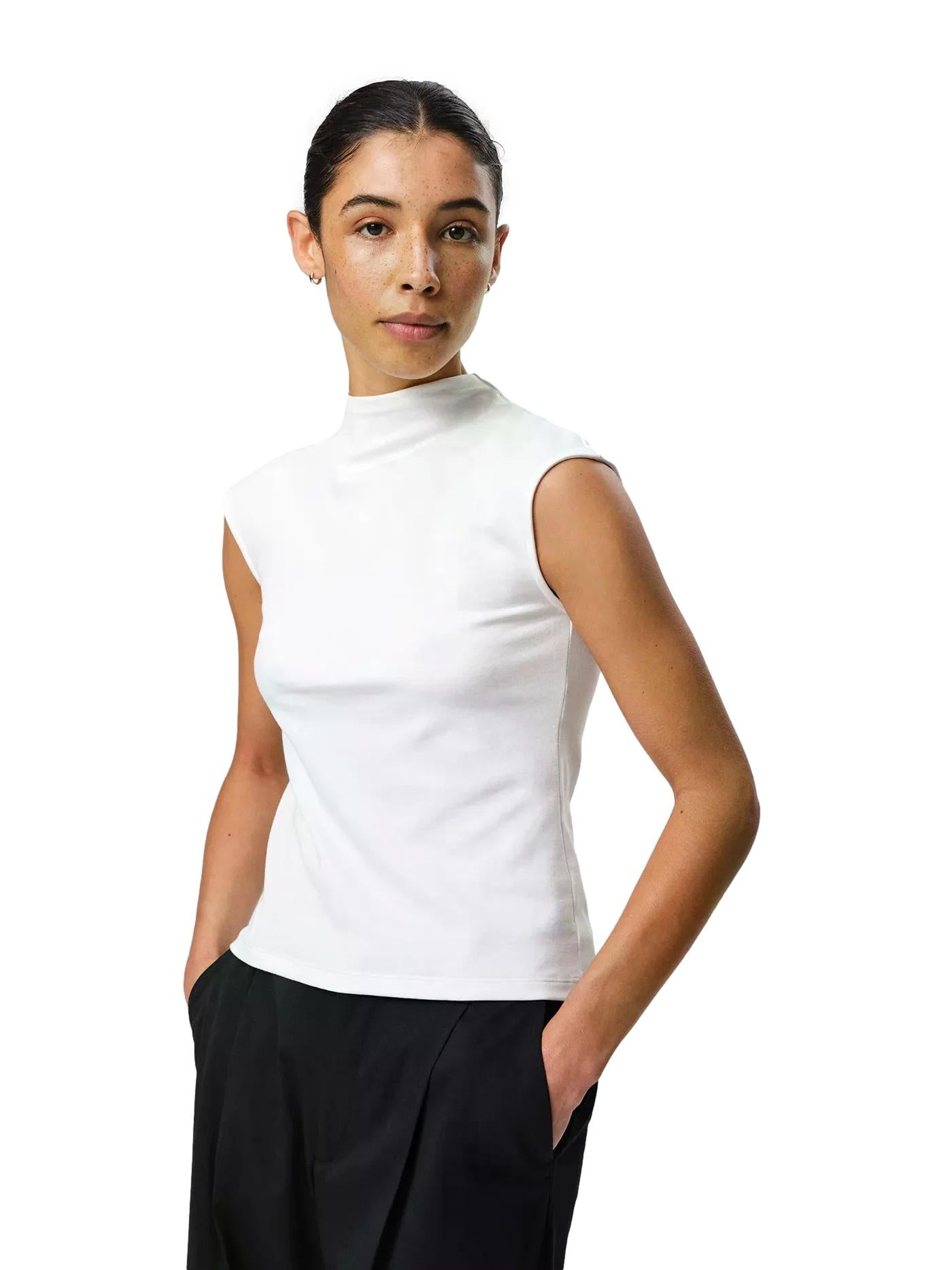 Hvit Julie Josephine Ariel topp i lett stoff, nærbilde av toppens enkle og elegante design.