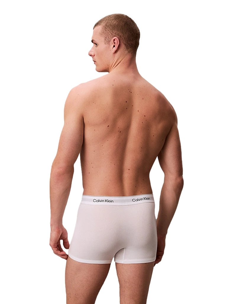 Hvite Calvin Klein Underwear Icon Relaxed Fit boxershorts, komfortabel og avslappet passform, synlig på bildet.