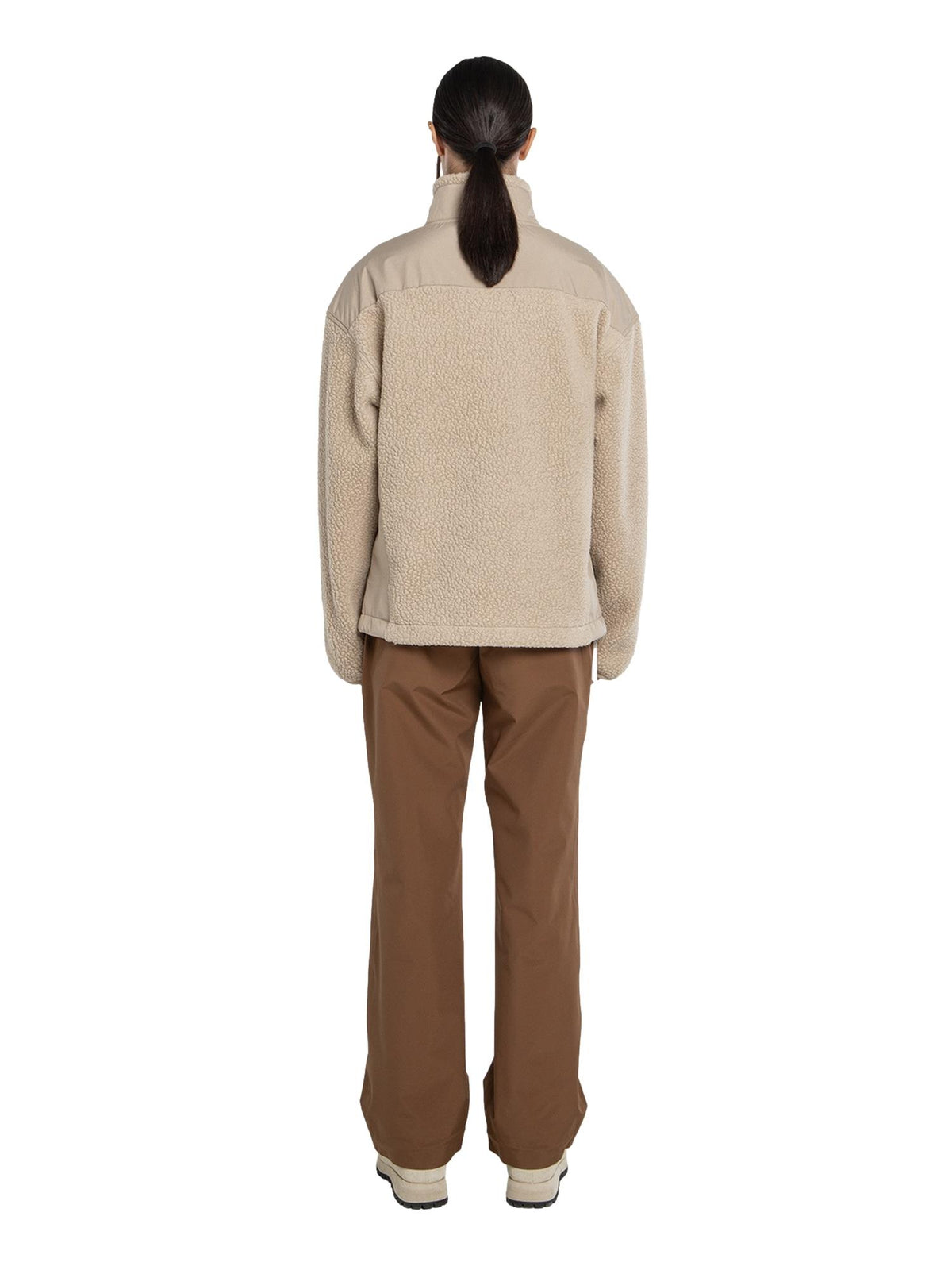 Blæst Skåla Polartec jakke i beige, varm og komfortabel med glidelås og mykt stoff, vist fra front.
