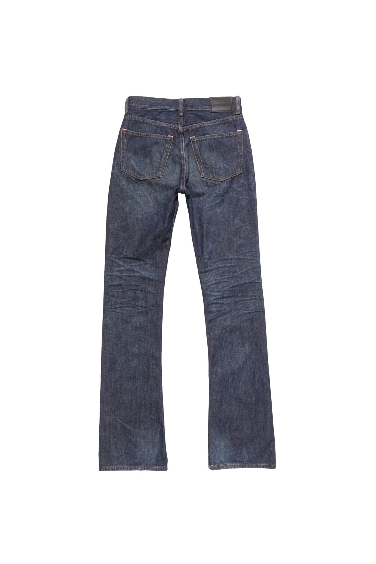 Acne 2009F Deep Dive jeans i denim, vises på modell, med klassisk snitt og lyseblå vask for en moderne, casual look.