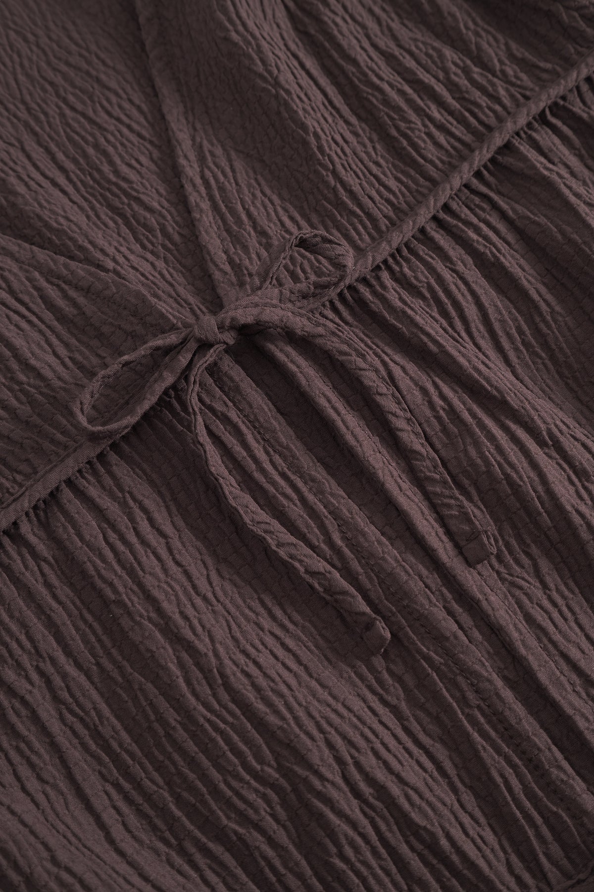 Brun Mercer String Skjorte fra Once Untold med lange ermer og knapper foran, myk bomullsstoff.