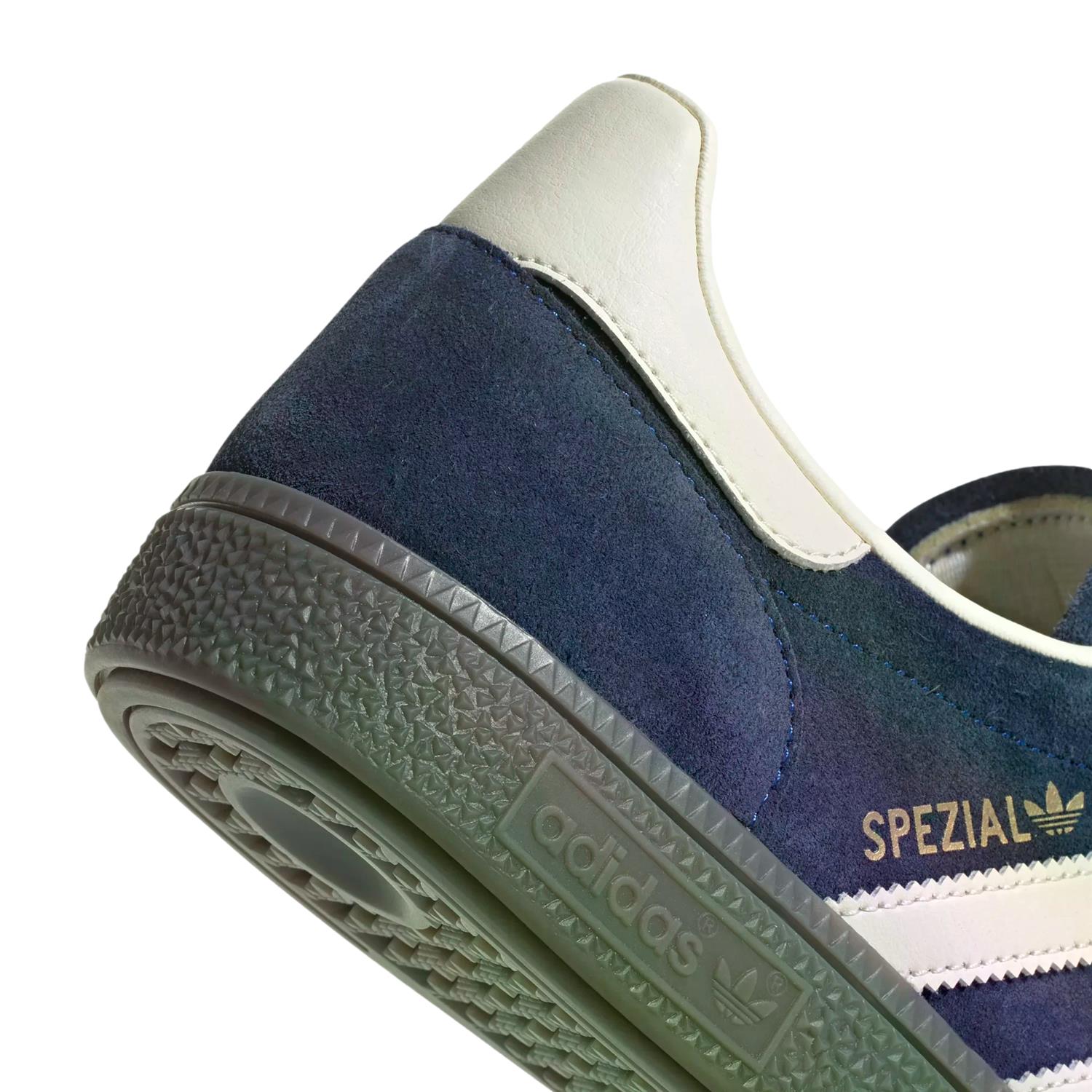 Adidas Handball Spezial Mørkeblå sko for menn med blå og hvite detaljer, komfortabelt design og sporty utseende.