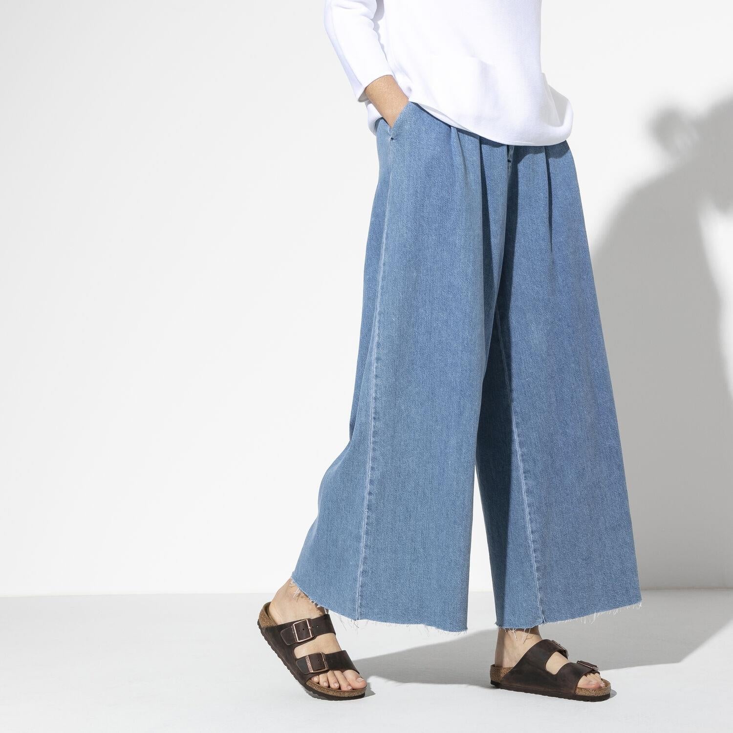 Birkenstock Arizona sko i oljet lær i mørkebrun, komfortabelt sandalette med to stropper og justerbare spenner.