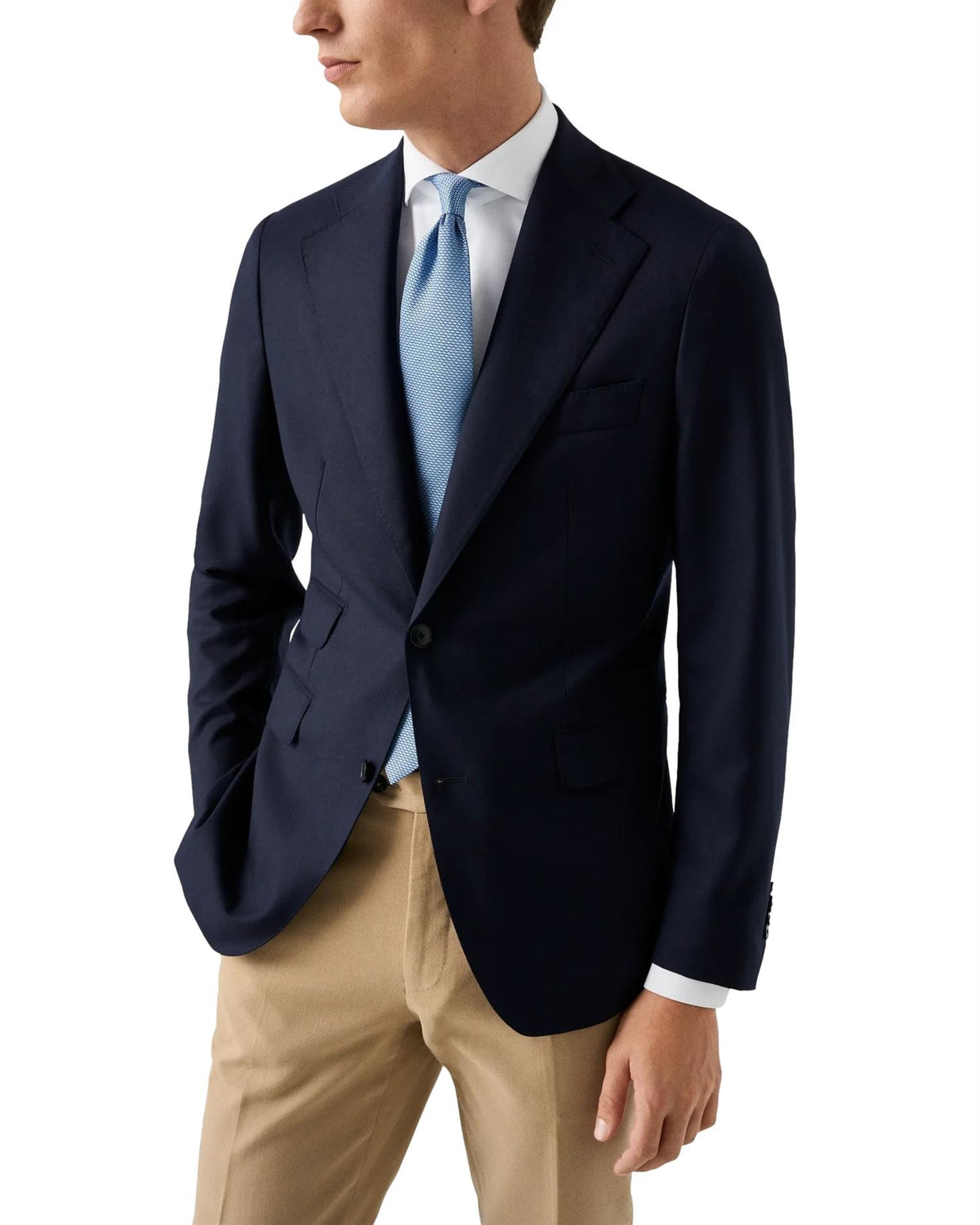 Hvit Eton semisolid skjorte med fireveis stretch, vist på modell med oppkuttet krage og lange ermer.