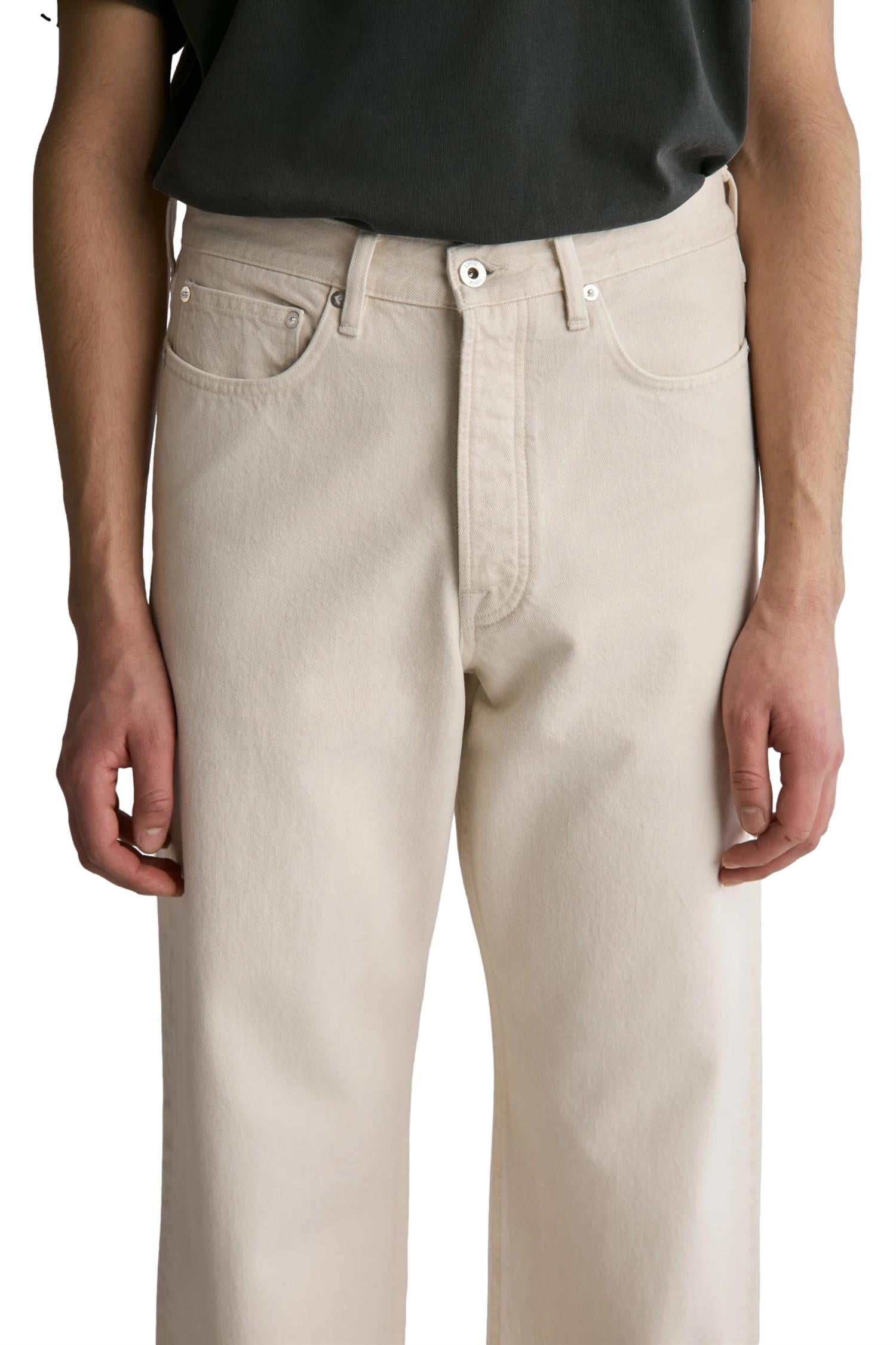 Livid Barnes Fade Bone jeans i off-white med slitte og faded detaljer, vist på modell foran en nøytral bakgrunn.