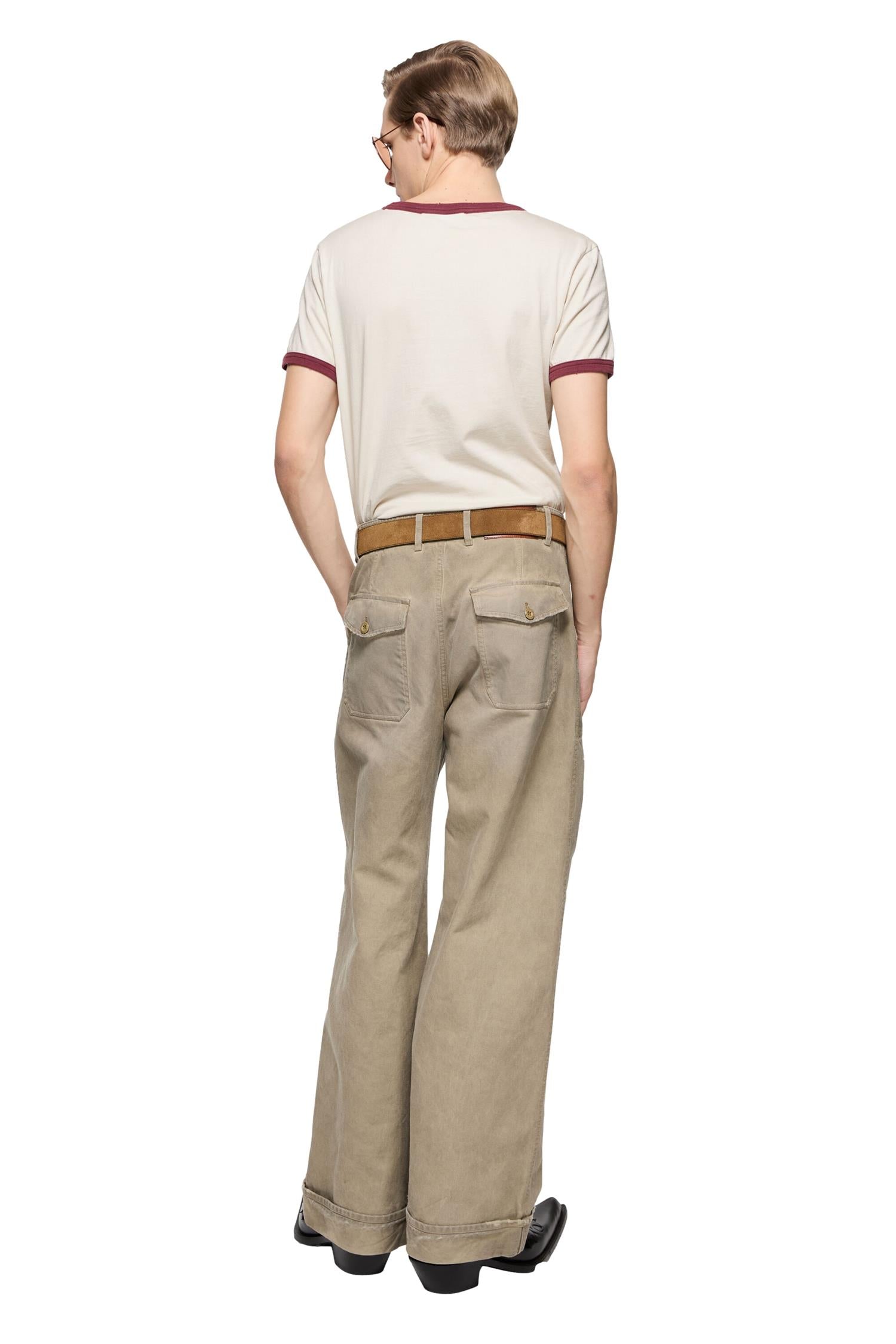 Beige og rød Acne grafisk T-skjorte med moderne design, synlig foran på en stilren T-skjorte.