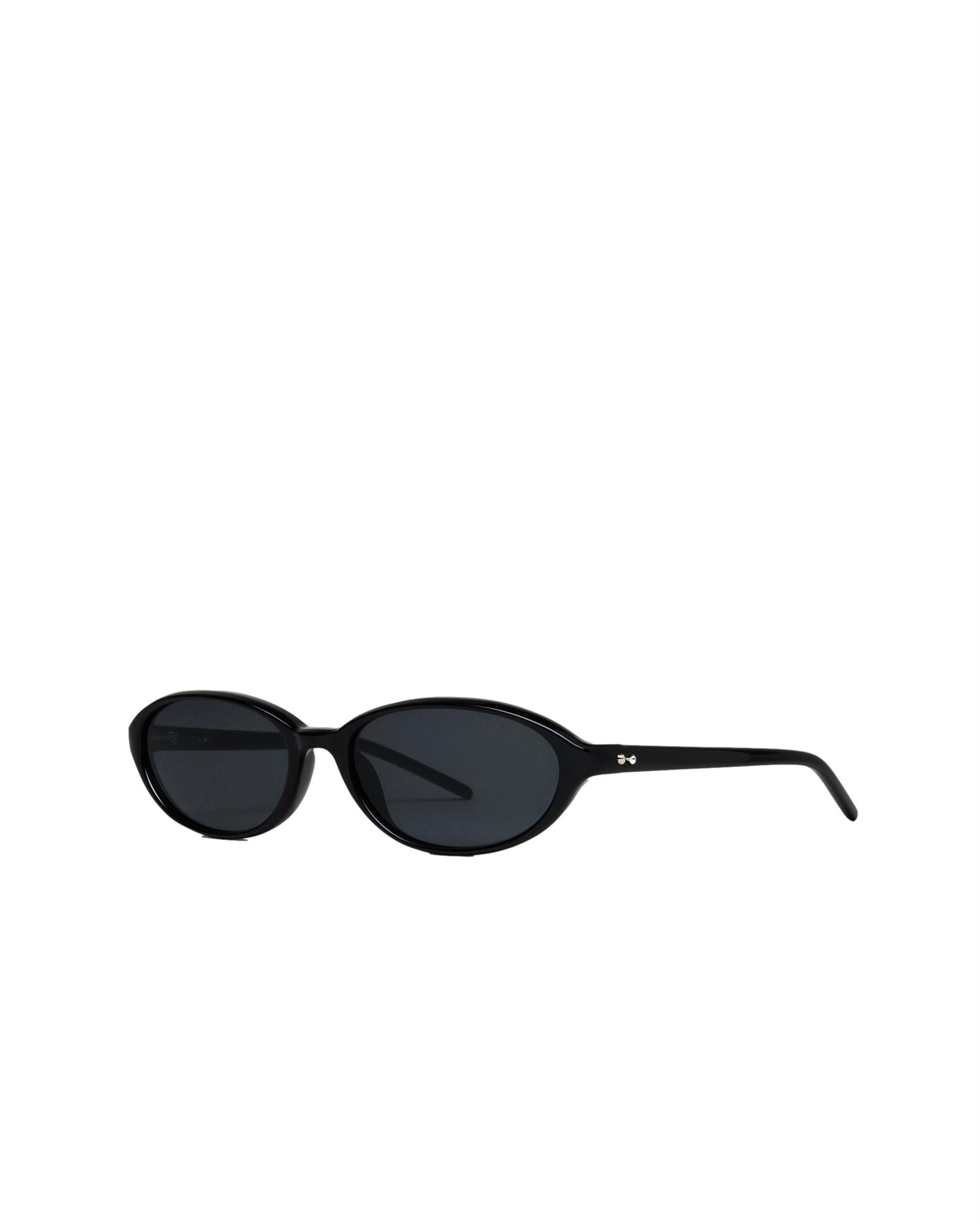 Chimi Eyewear ellipse solbriller med svarte rammer, stilfull og moderne design for solbeskyttelse og fashion.