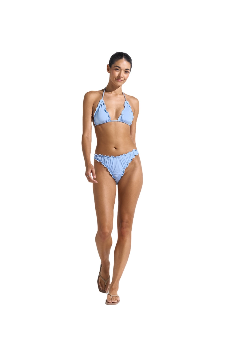 Lyseblå Seaquelle badetøy bikini-bunn med behagelig passform og moderne design, vist på modell.