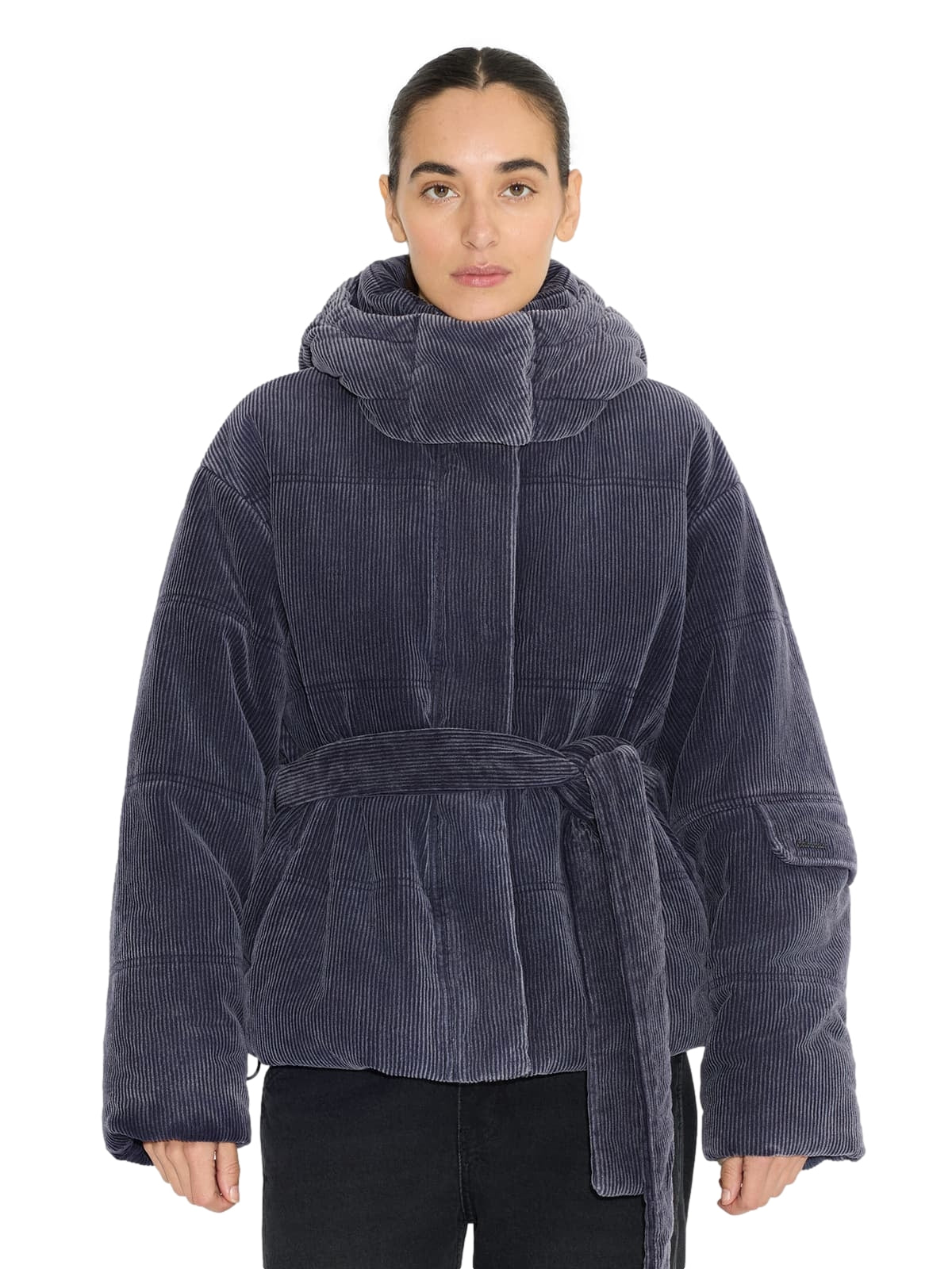 Holzweiler Steilia corduroy jakke i marineblå med klassisk krage og knappelukking, vist på modell.