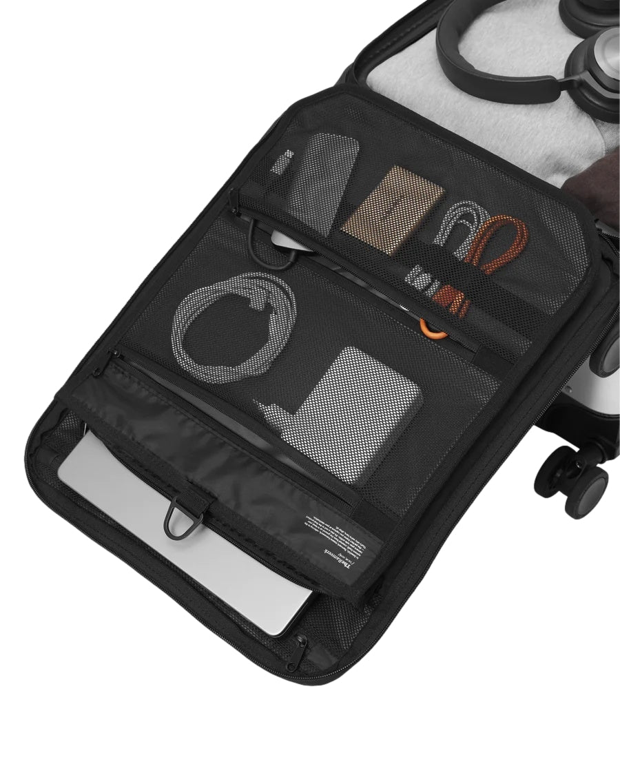 Db Ramverk Pro Front-Access Carry-On koffert i sølv med frontlomme og robuste hjul, elegant og funksjonell reiseveske