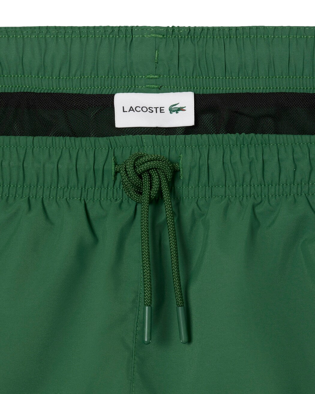 Lacoste raske-tørke badebukser shorts i grønn, sportlig design med logo, perfekt for svømmeturer og strandbruk.