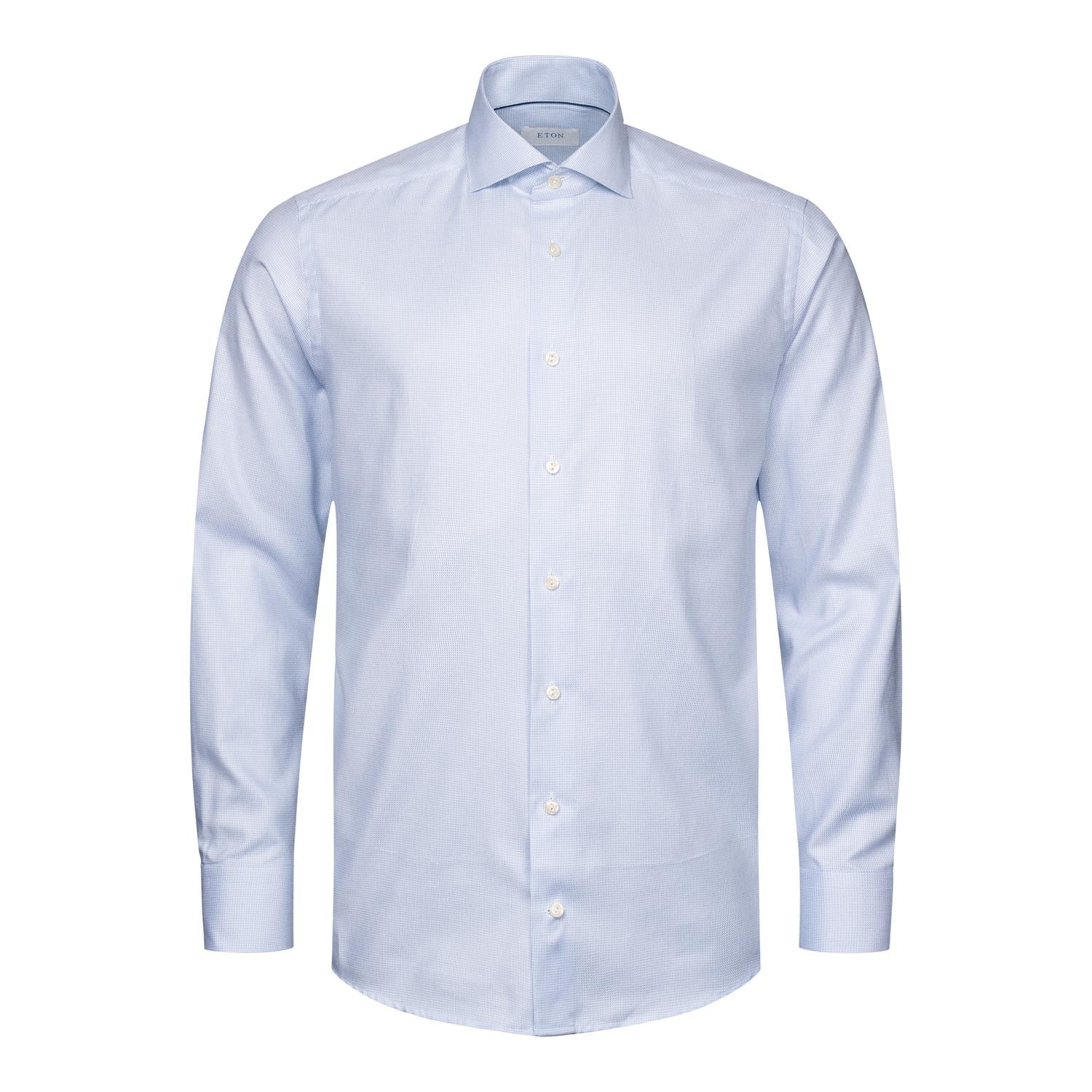Eton lys blå fin twill skjorte for herre, nærbilde av klassisk skjortedetalj i god belysning