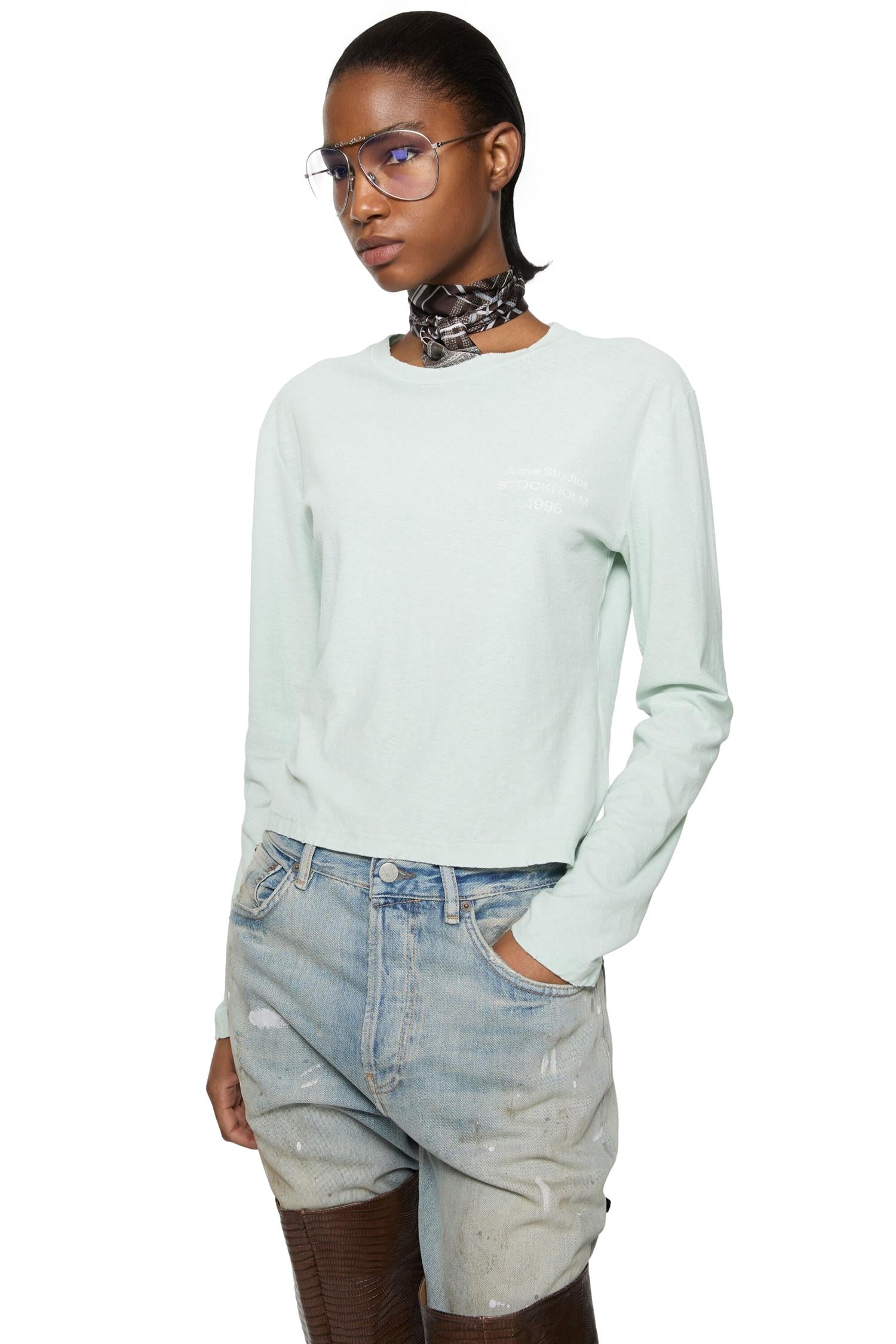 Acne distressed logo T-skjorte i mintfarge, casual genser med logo-trykk, mykt stoff, perfekt for hverdagsbruk.