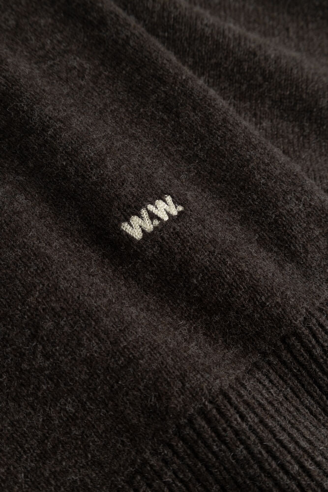 Brun Wood Wood WW Logo cardigan av ull, myk og komfortabel med logo på brystet, vist på modell.